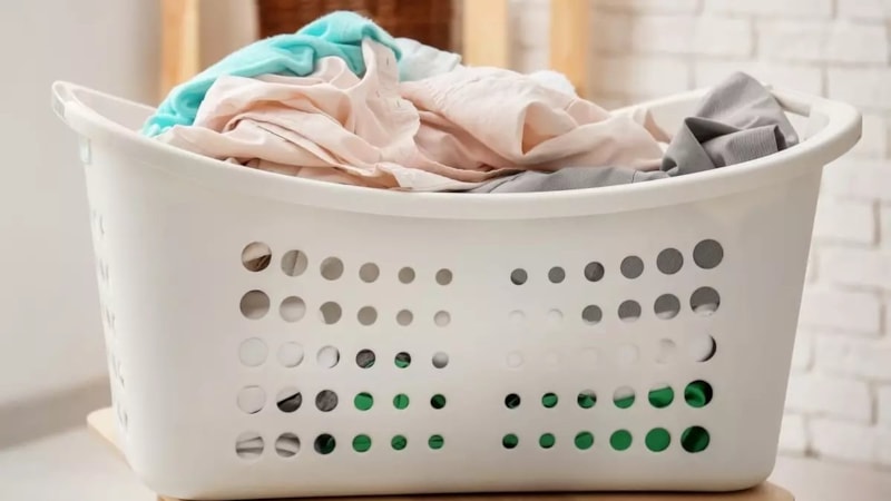 Çamaşır sepetindeki delikler bakın ne işe yarıyor!