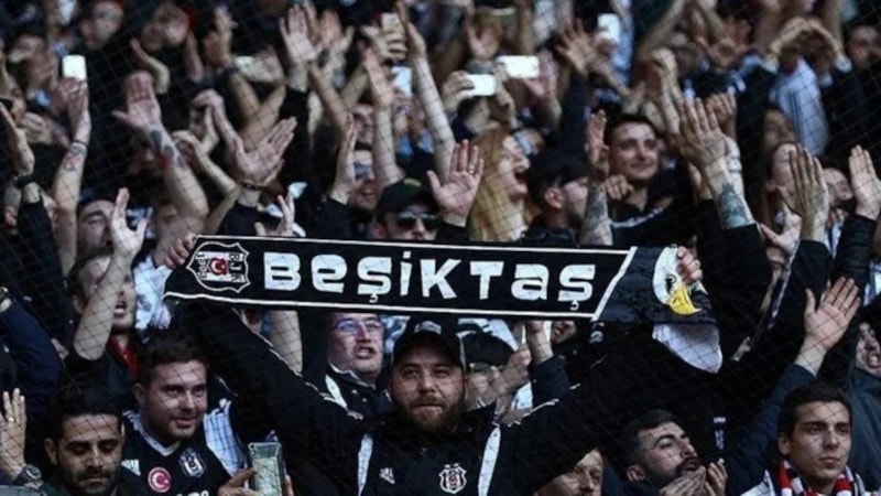Beşiktaşlı taraftarlar kombineleri tüketti
