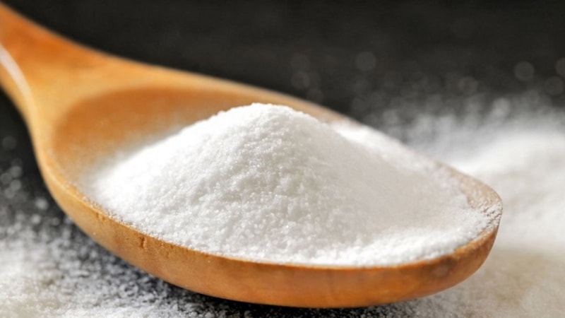 Diz kapaklarını karbonatla ovan dua ediyor! Faydasına tıp dahi şaşkın...