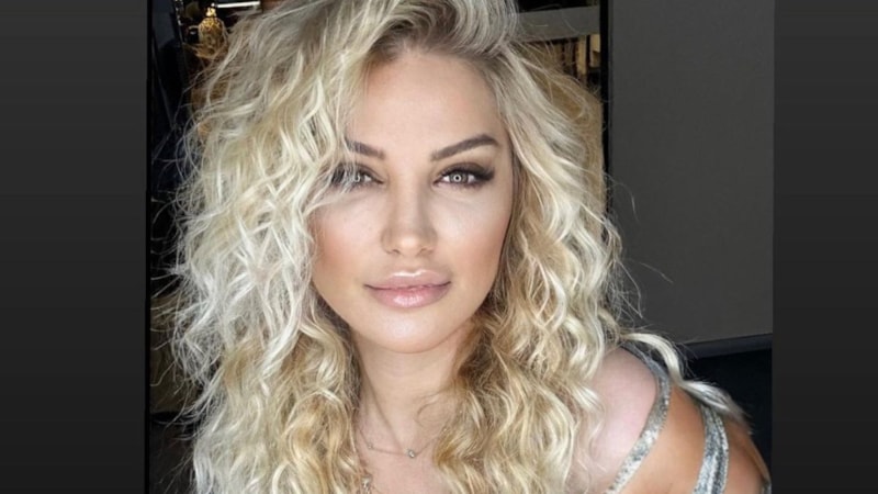 Songül Karlı kot tulumuyla poz verdi