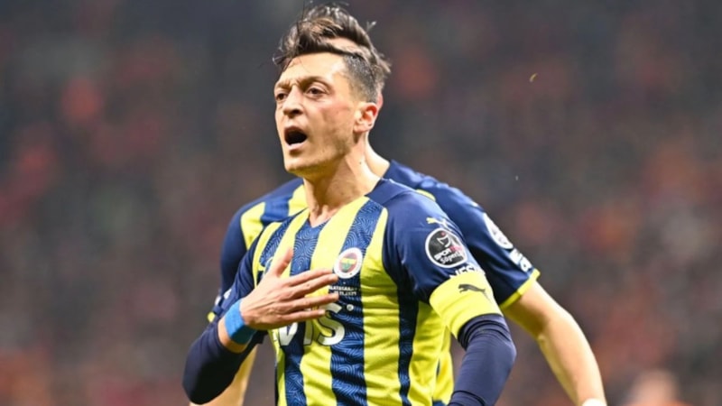 Mesut Özil'in dövmesinden rahatsız oldular: Ödülü geri istendi