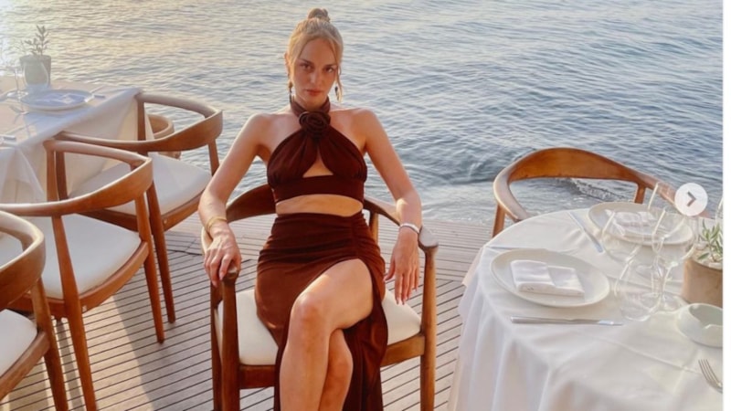 Nilperi Şahinkaya, köpekleriyle poz verdi