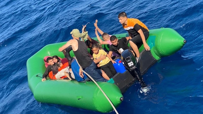 İzmir'de düzensiz göçmen hareketliliği! Geri itilen 61 düzensiz göçmen kurtarıldı