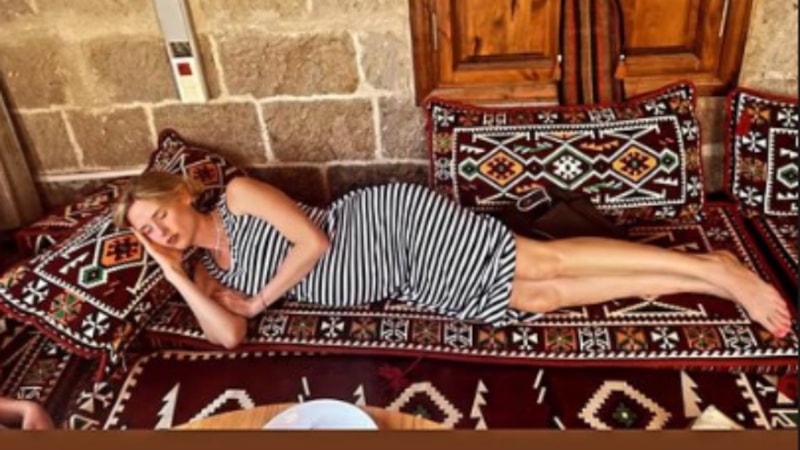 Wilma Elles eşinin memleketine gitti