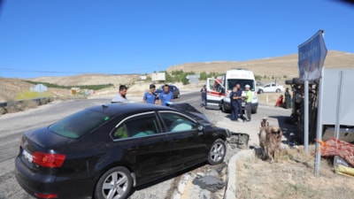 Malatya'da tarım işçilerini taşıyan minibüs ile otomobil çarpıştı: 9 yaralı