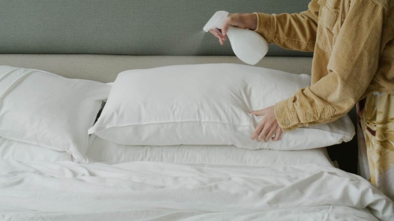 Ev hanımlarının korkulu rüyası sona eriyor! Yatak ve alezlerdeki sarı lekelerden kurtulmanın mucizevi yolu...