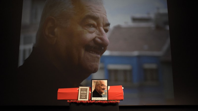 Safa Önal'ı sanatçı dostları son yolculuğuna Atlas Sineması’ndan uğurladı