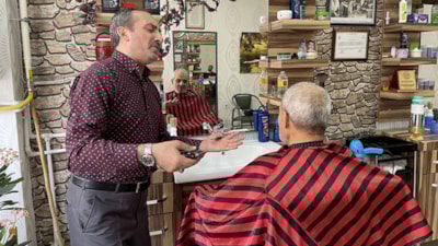 Elazığlı berber, müşterilerini türküler eşliğinde tıraş ediyor