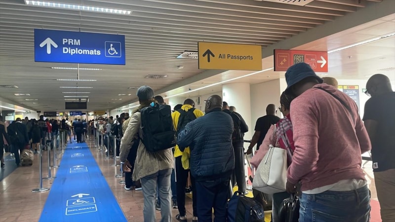 Brüksel Havalimanı'nda kuyruk: Saatlerce bekliyorlar