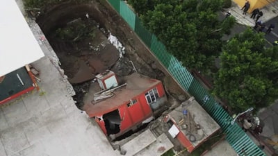 Meksika'da yolda oluşan dev çukur binayı içine aldı