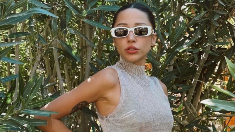 Zeynep Bastık'tan çömelme pozu