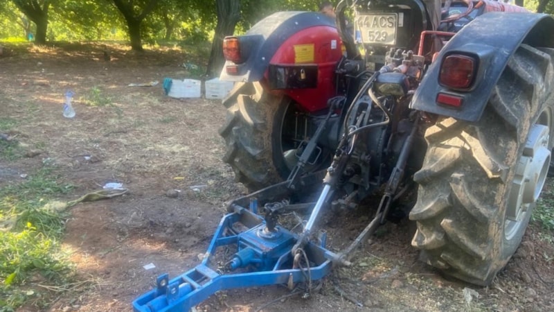 Malatya'da traktöre sıkışan çiftçi can verdi