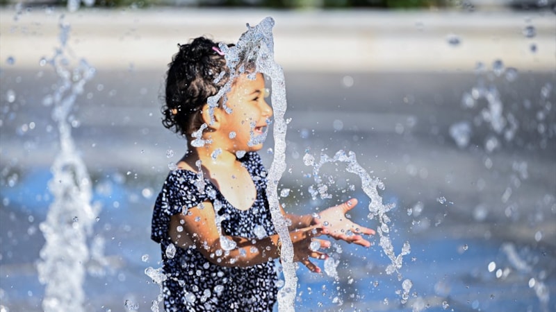 Ankara'da sıcaktan bunalan çocukların eğlencesi