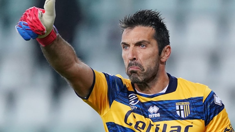 Futbolu bırakan Buffon Milli Takım'da