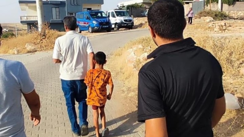 Mardin'de kayıp sanılan çocuk avluda uyurken bulundu