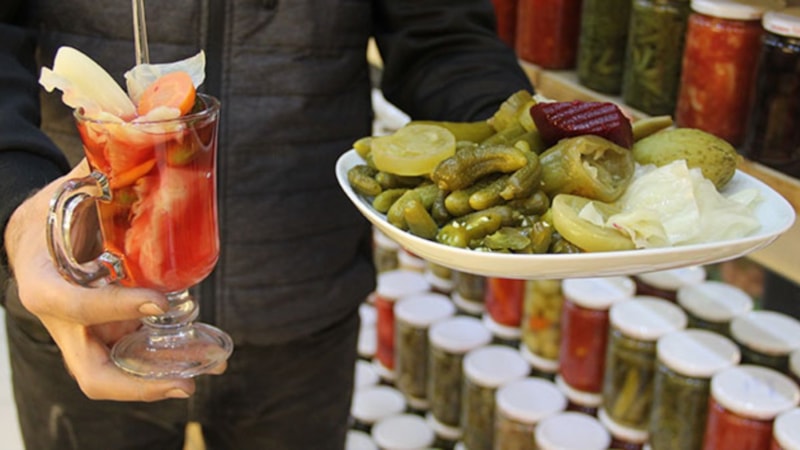 İçerisinde büyük bir şifa gizli! Her gün bir bardak turşu suyu içtiğinizde...