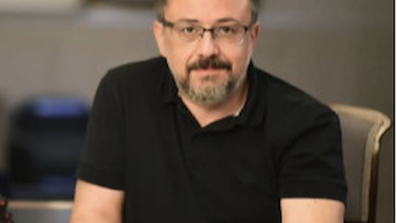 Yazar Cem Mumcu'dan okunası kitap: Sana Aşktan Soruyorlar