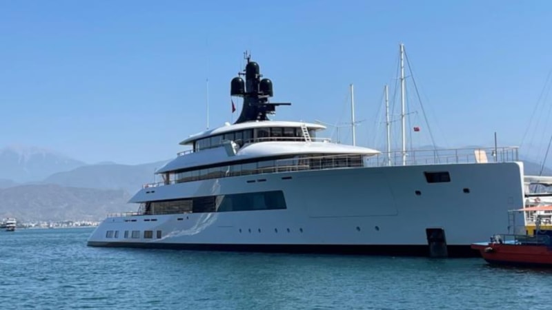 Süper yat Pi, yakıt için Fethiye’ye yanaştı