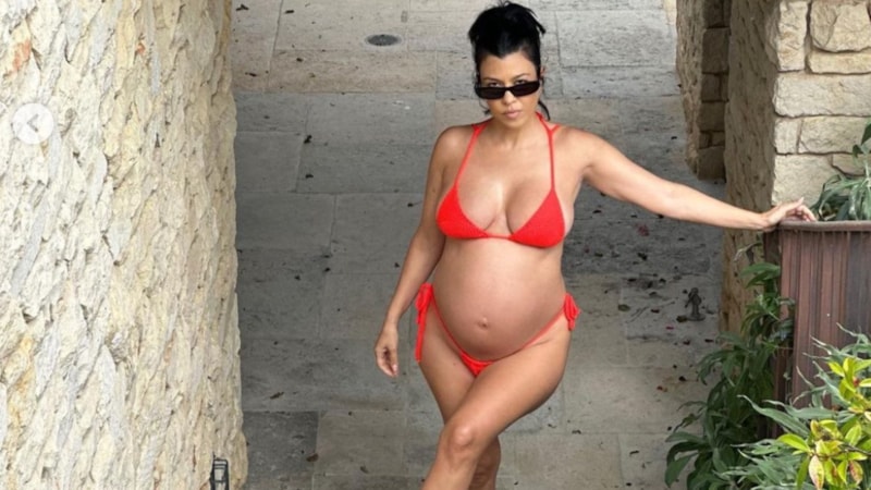 Kourtney Kardashian bikiniyle kamera karşısına geçti