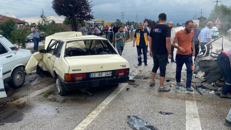 Düzce'de karşı şeride geçen otomobil iki araca çarptı: 1 ölü, 2 yaralı