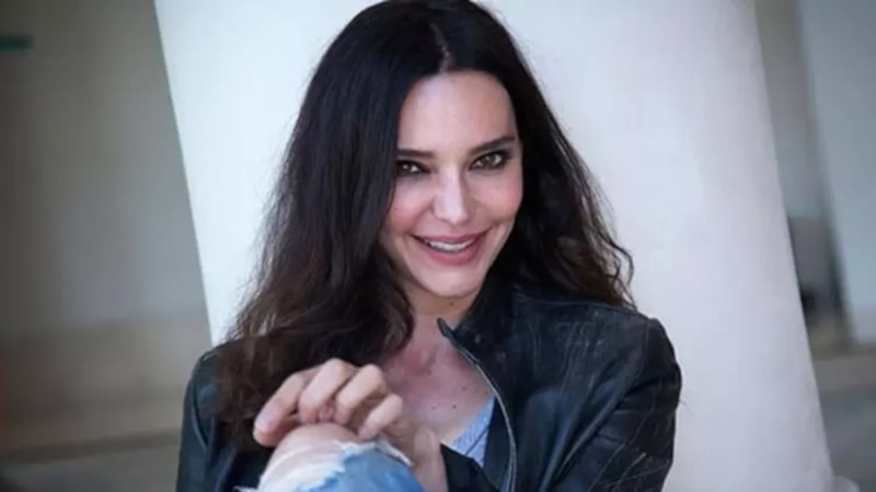 49'luk Hande Ataizi'den cesur kareler