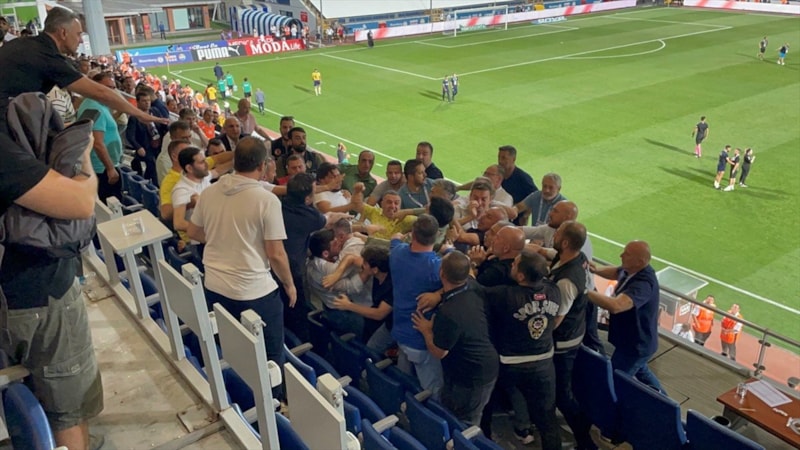 Kasımpaşa - Ankaragücü maçında tribününde kavga çıktı
