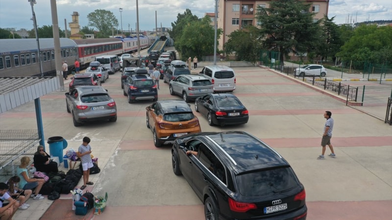 Edirne'de sıla yolunda arabalı tren: Memleket hasreti bizim içimizde yanan bir ateş