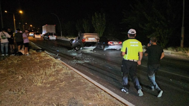 Aydın'da kamyonun çarptığı otomobil ok gibi fırladı