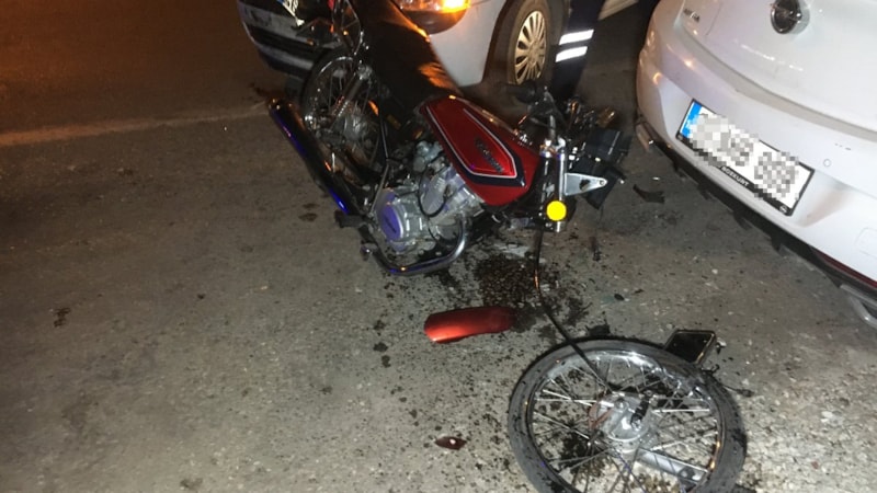 Mersin'de kazada ön tekeri kopan motosikletin sürücüsü yaralandı