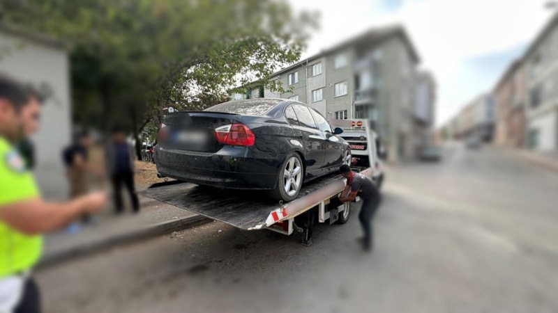 Eskişehir'de ilkokulun önünde tehlikeli drift manzarası: Sürücüye ceza yağdı