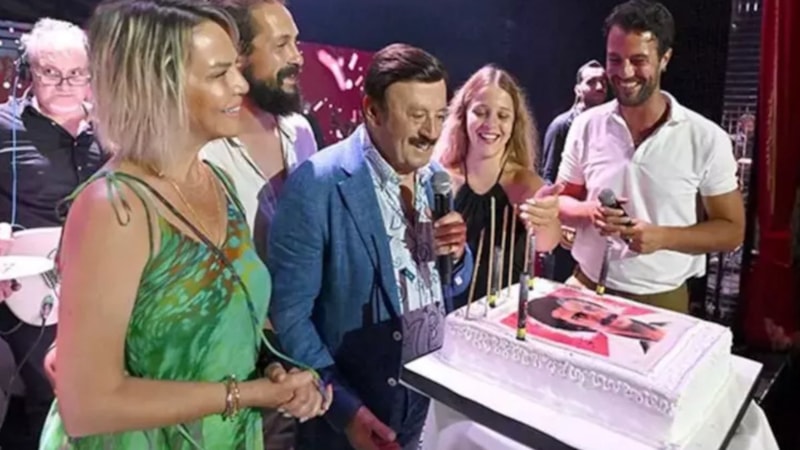 Selami Şahin, doğum gününü sahnede kutladı