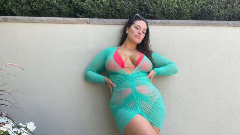 Kıvrımlı model Ashley Graham üstsüz fotoğraf yayınladı