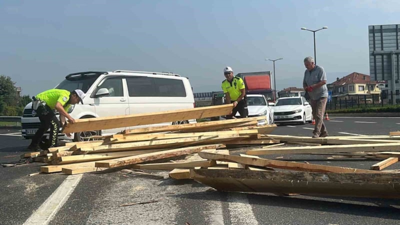 Düzce'de yürekleri ağza getiren kaza! Tırın dorsesindeki keresteler yola saçıldı, imdada polis koştu