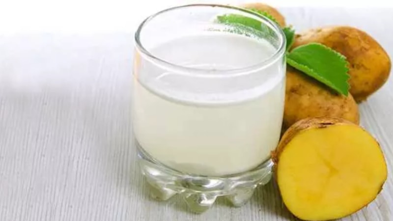 Gençlik iksiri bulundu! Her gün çiğ patates suyunu yüzünüze sürerseniz...