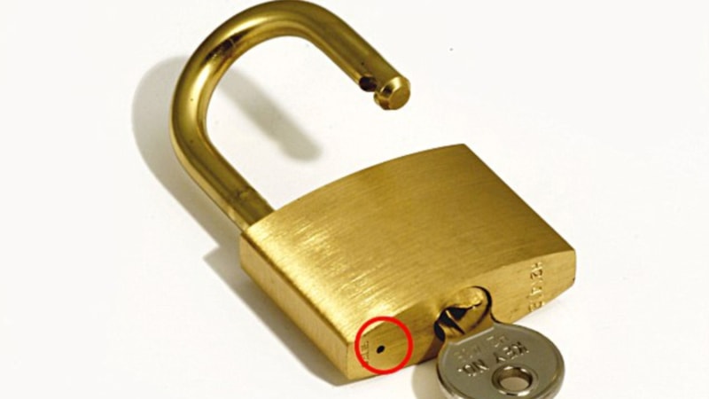Tasarım hatası değil! Kilitlerin altındaki o minik delik bakın neyin nesi...