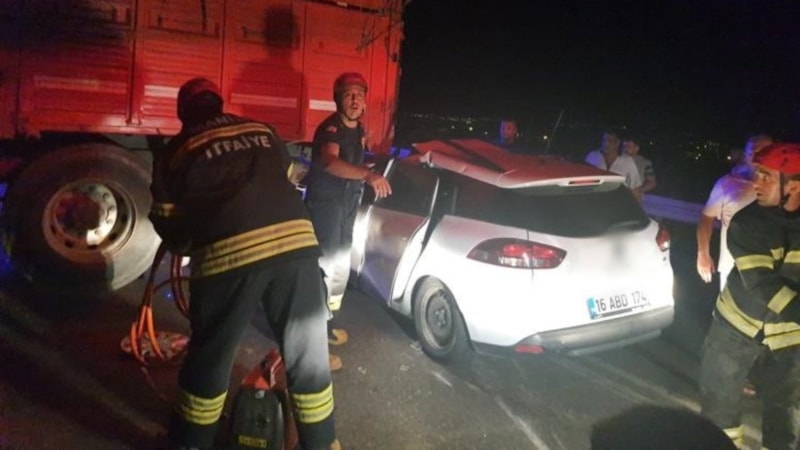 Manisa'da kamyona çarpan otomobilde 1 kişi öldü