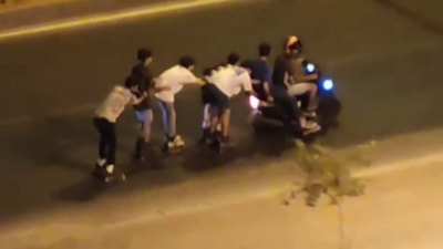 Mardin'de 5 genç patenle motosikletin peşine takıldı