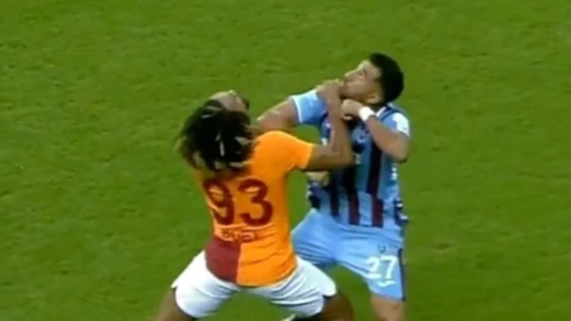 Galatasaray'ın Trabzonspor karşısında penaltı beklediği iki pozisyon