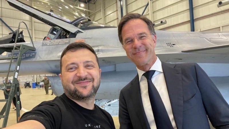 Vladimir Zelensky'den Hollanda'da Mark Rutte ile F-16 selfiesi