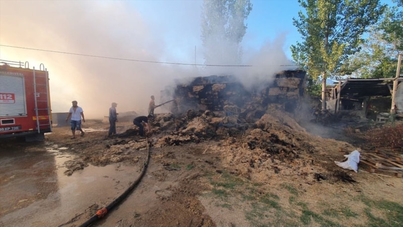 Tokat'ta yangın: 2 bin balya saman zarar gördü