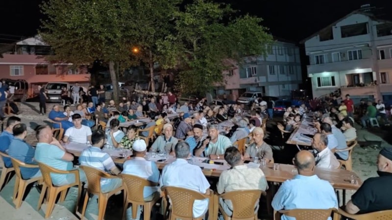 Düzce'de EYT'liler mevlid okuttu, pilav dağıttı