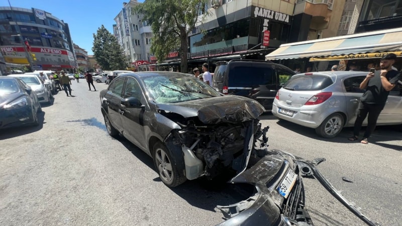 Tekirdağ'da gaz pedalı takılı kalan otomobil zincirleme kazaya sebep oldu
