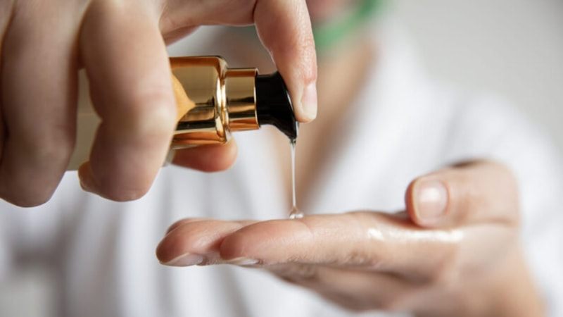 Cildiniz bebek gibi olacak! Günde 1 damlası yara ve sivilce izlerini yok ediyor