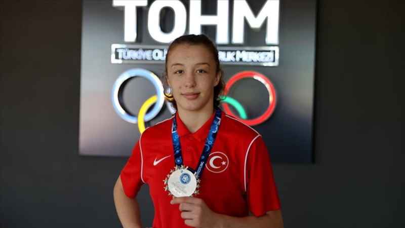 Kırkpınar sevgisiyle başladığı güreşte dünya ikincisi olan Eylem, olimpiyatları hedefliyor