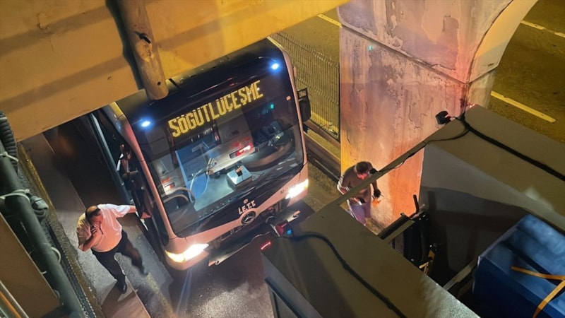 İstanbul Üsküdar'da arızalanan metrobüs yoğunluğa neden oldu