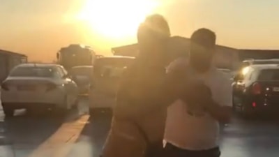 İstanbul'da İSPARK çalışanı ve müşterinin ücret kavgası: Müşterinin telefonunu alarak cebine koydu