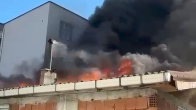 İstanbul'da çatı katında yangın kontrol altına alındı