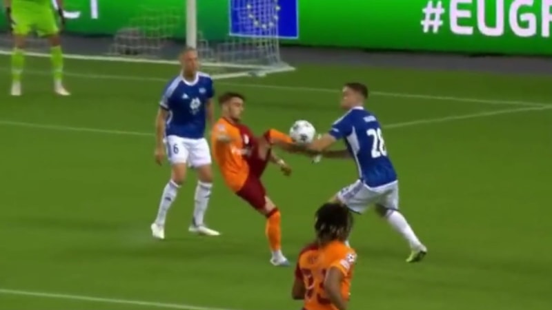 VAR'a davet edilen Anthony Taylor, Galatasaray lehine penaltı vermedi