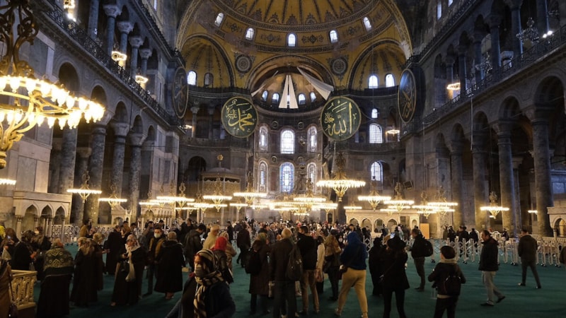 Şule Demirtaş'tan tepki çeken yazı: Ayasofya çorap koktu