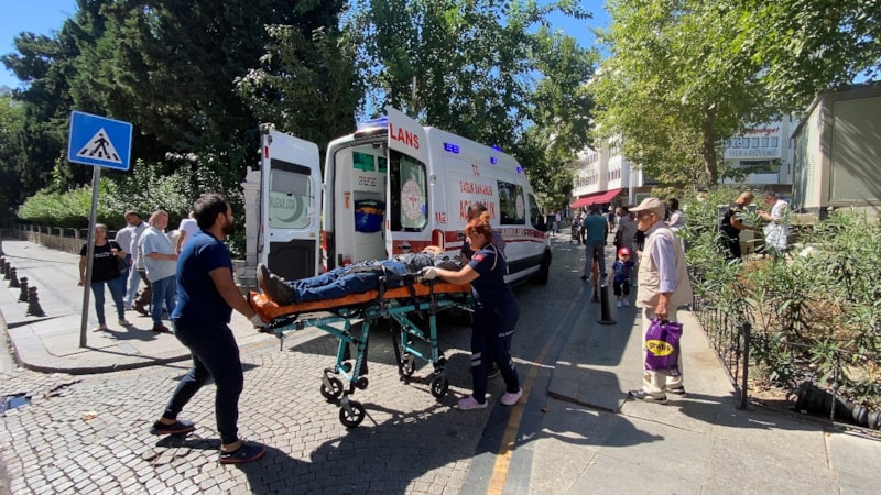 Tekirdağ'da ağaçtan düşen belediye çalışanının ayağına demir saplandı